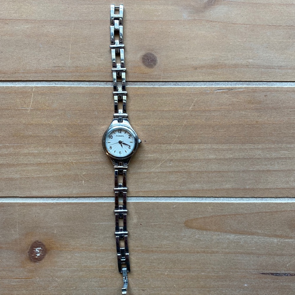 Women’s Fossil watch - Picture 1 of 4